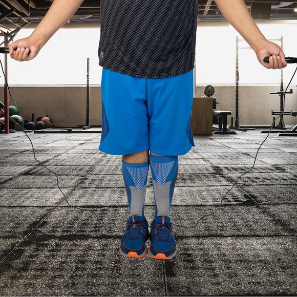 Jump Rope with Digital Counter Tangle-Free Indoor Outdoor Fitness - Picture 2 of 4